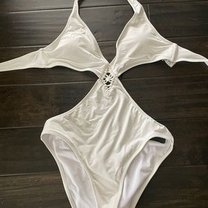 BCBGMAXAZRIA WHITE MONOKINI SZ M